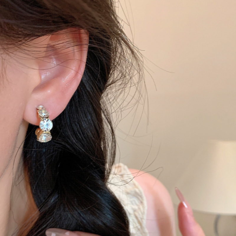 French retro champagne-colored sparkling diamond stud earrings for women's light luxury and niche design, 2025 new high-end earrings Application Scenario