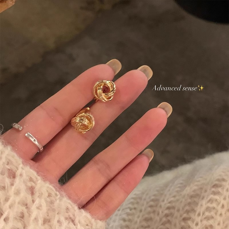 Silver needle commuting golden twist earrings, high-end ear rings, unique style, stud earrings, women's light luxury exquisite earrings, ear buckles full figure