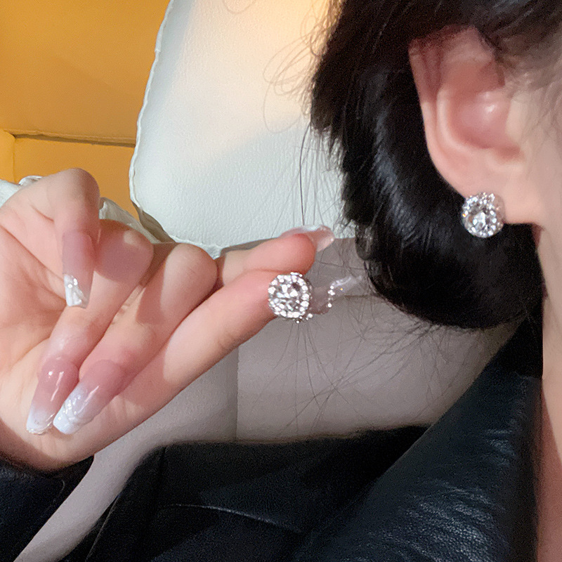 S925 Silver Needle Exquisite Super Sparkling Zircon earrings, women's light luxury, versatile, elegant and high-end stud earrings, Internet celebrity bestseller earrings Application Scenario