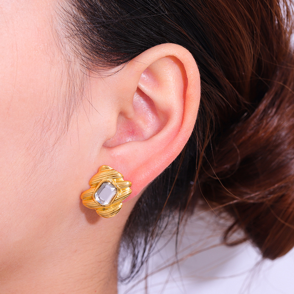 Titanium steel vacuum gold-plated oil-dripping ear studs for women, anti-color fading, light luxury, niche, popular in Europe and America, cross-border, dark style, high-end feel Specification drawing