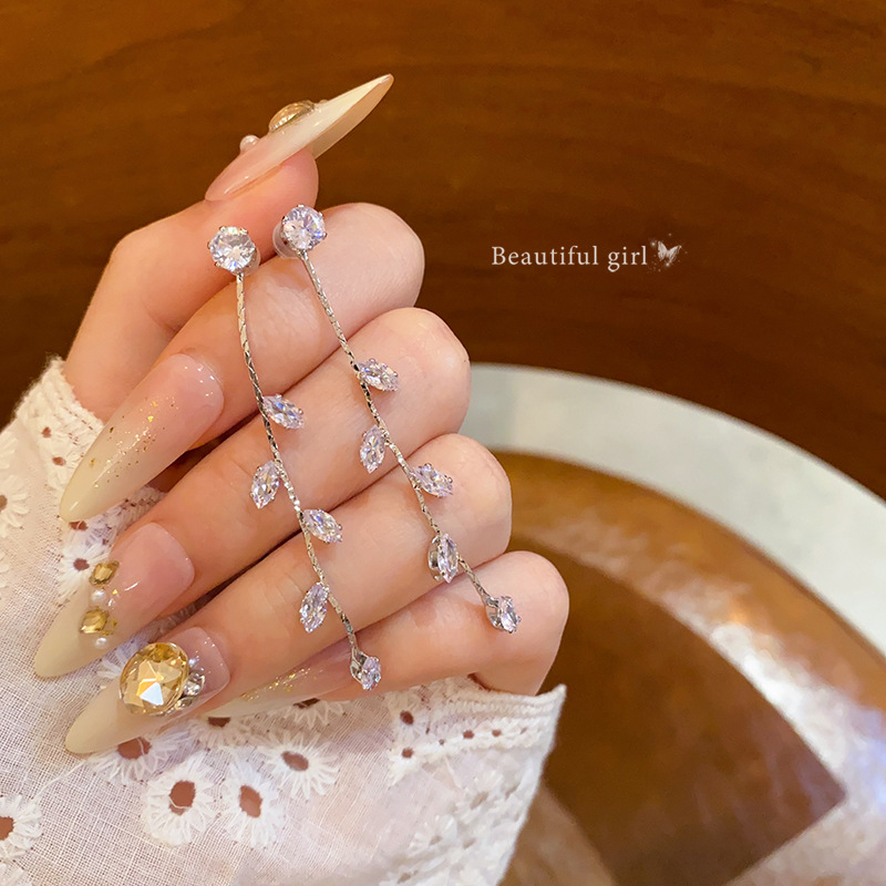 Super sparkling and exquisite zircon long leaf tassel earrings, fashionable and elegant for women, versatile and high-end stud earrings, simple earrings full figure