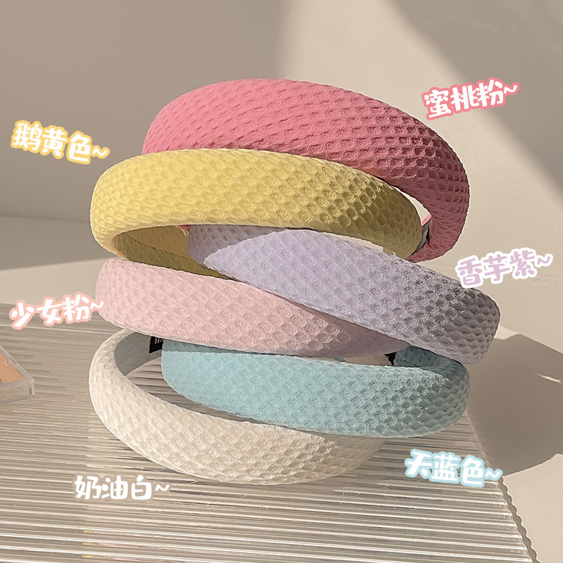The new cream-colored waffle hairband from Spring and Autumn exudes an ethereal charm. The high top sponge wide hairband in candy color brings back a sweet and girlish vibe details Picture