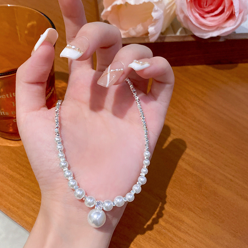 A light luxury, niche silver pearl pendant necklace for women, a French high-end style, versatile and elegant collarbone chain necklace accessory full figure