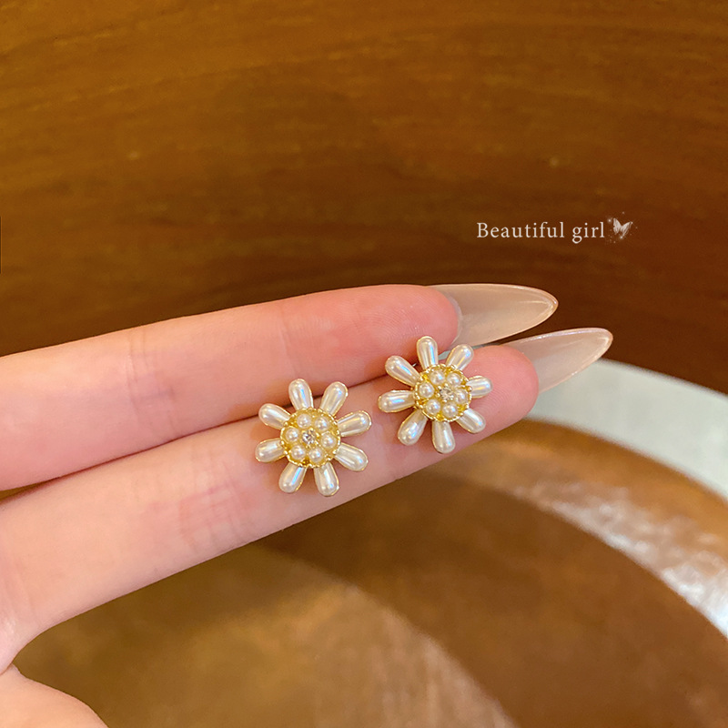 Sunflower pearl stud earrings, women's light luxury, niche and high-end feel, diamond-encrusted geometric earrings, wholesale of the same style of earrings as Internet celebrities full figure