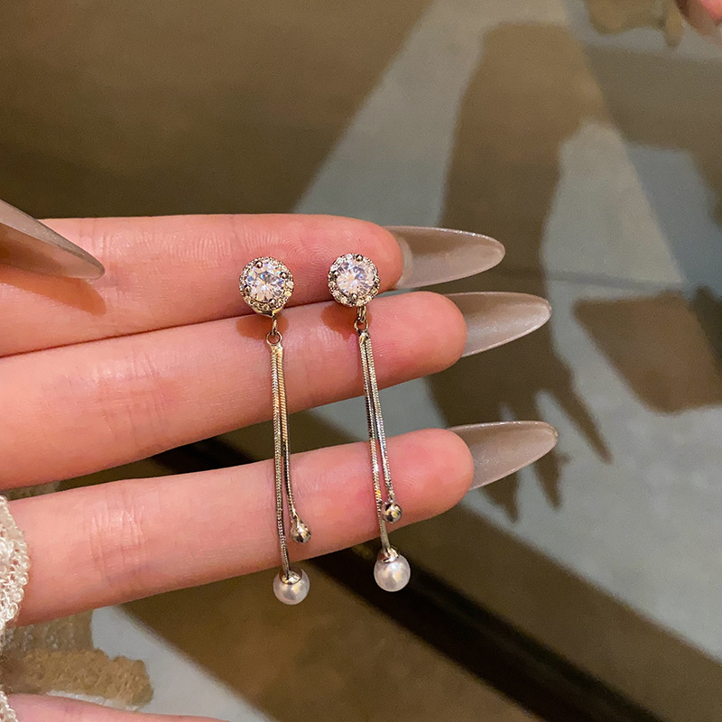 Exquisite sparkling diamond tassel pearl earrings for women, long, individual and simple Korean style stud earrings, a pair of two-piece earrings and earrings full figure