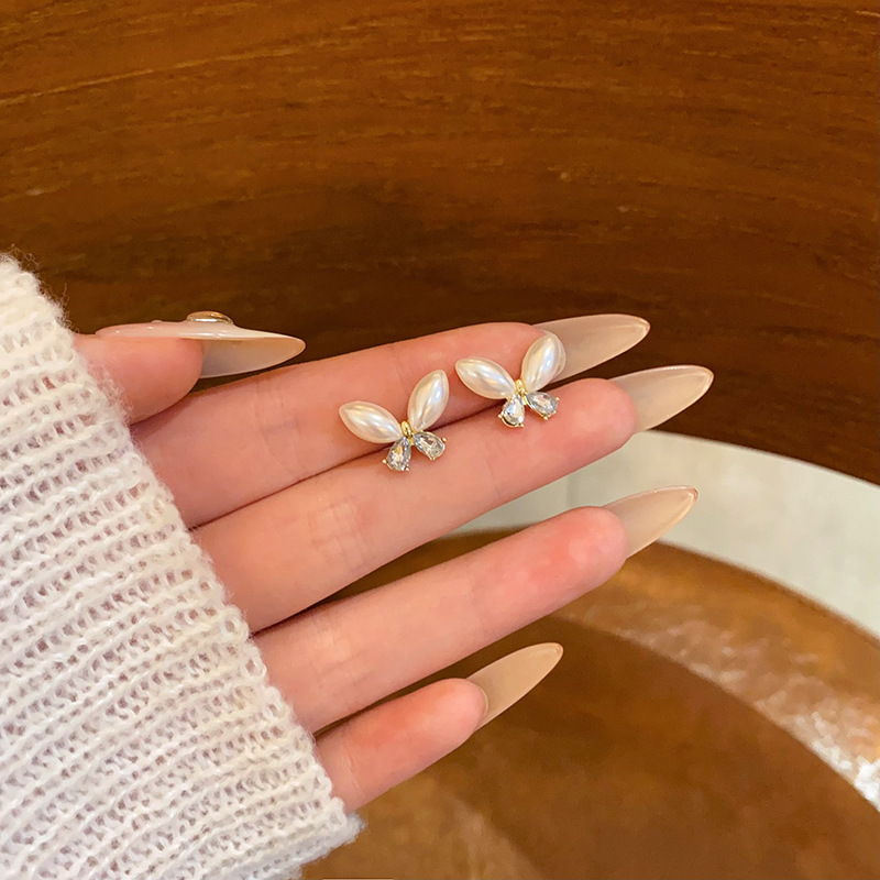 Light luxury style butterfly pearl stud earrings, women's fashion and high-end sense, versatile sweet earrings, zircon internet-famous earrings wholesale full figure