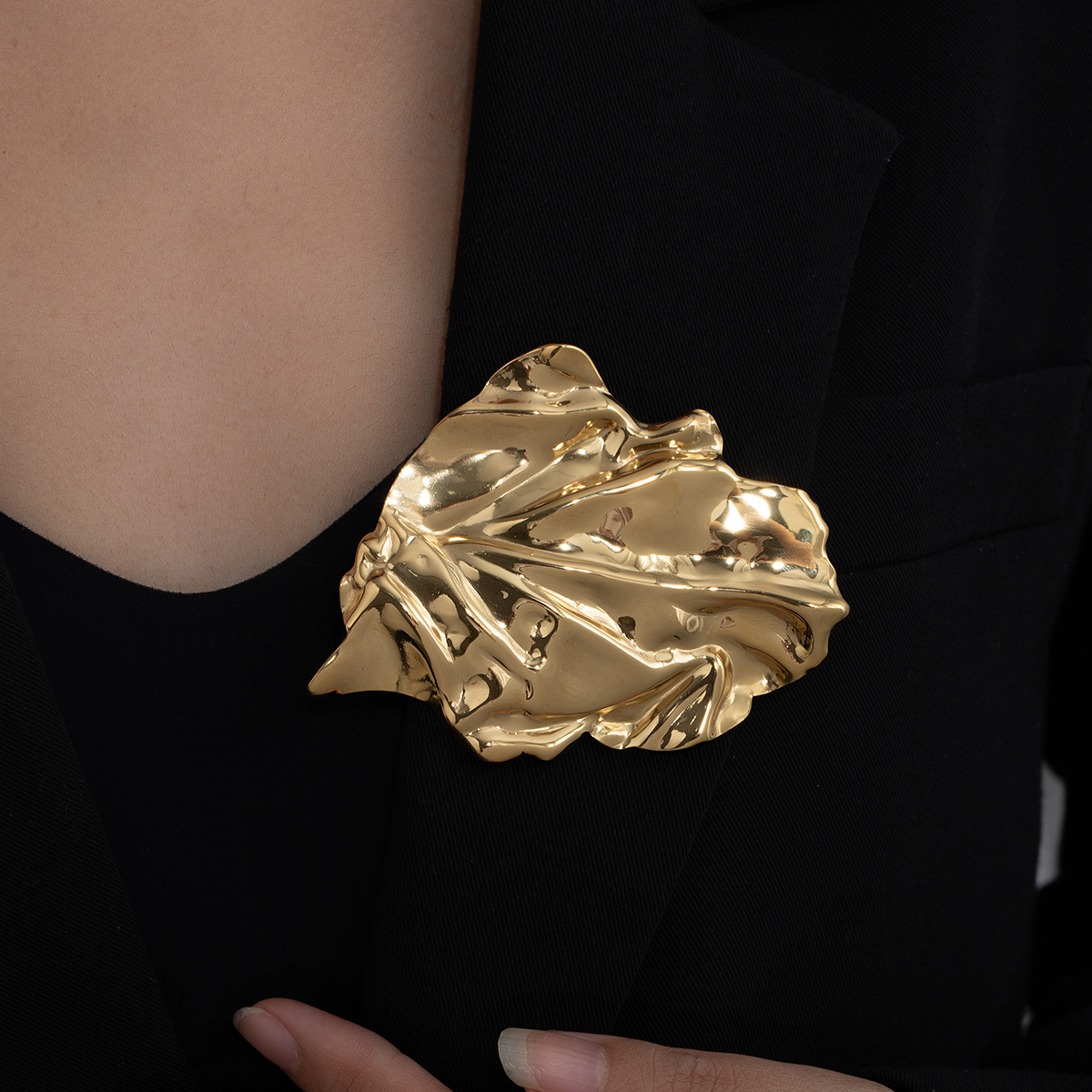 European and American metallic style fashionable and elegant brooch, irregular pleated texture brooch, elegant and fashionable design sense brooch full figure
