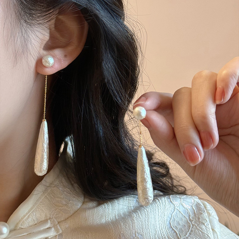 Elegant long teardrop-shaped pearl earrings for women, light luxury, niche and high-end style earrings, versatile and elegant stud earrings and other accessories Application Scenario