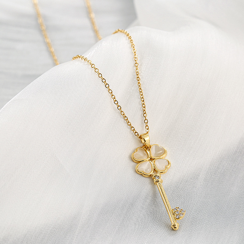Titanium steel necklace with a high-end female feel, four heart-shaped cat's eye stones, four-leaf clover key pendant, a niche, light luxury and exquisite accessory Specification drawing
