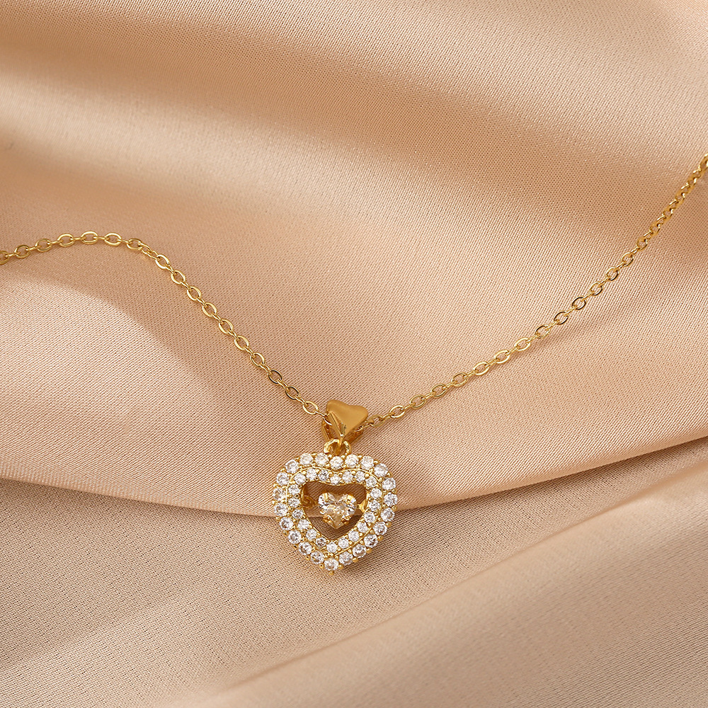 This is a stylish, heart-shaped, and dynamic collarbone chain with a unique and simple design, featuring a full diamond heart-shaped pendant made of titanium steel details Picture