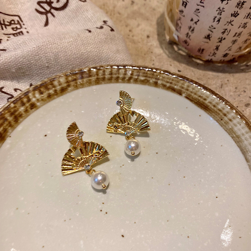 New Chinese-style golden fan and pearl stud earrings for women, with a light and luxurious style and a high-end feel, as well as wedding morning dress earrings for brides Specification drawing