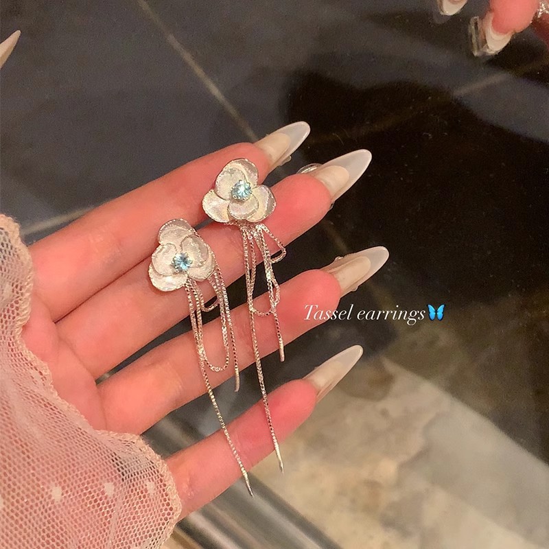 The super ethereal and sweet blue zircon camellia tassel earrings exude a sense of sophistication and elegance for women. The floral stud earrings are popular earrings on the Internet Specification drawing