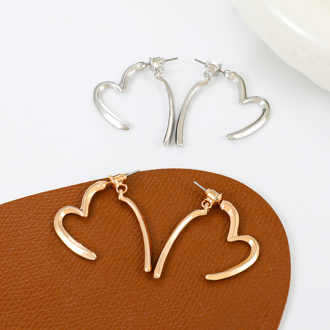 Simple heart-shaped earrings, retro earrings, light luxury and high-end feel, crossed heart-shaped stud earrings and ear rings, light luxury accessories details Picture