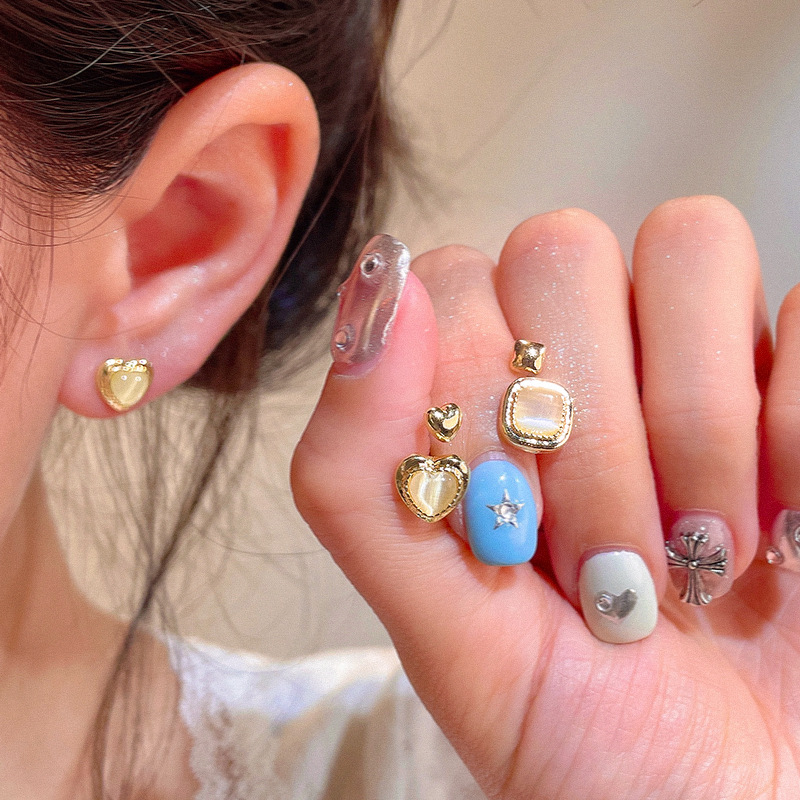 Four-piece set of cat's eye stone heart-shaped square stud earrings for women, French retro set of earrings, high-end look, internet-famous earrings wholesale full figure