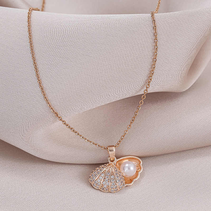 Ins-style Korean version new pearl shell necklace, women's niche design sense, Internet celebrity collarbone chain, simple titanium steel jewelry Application Scenario