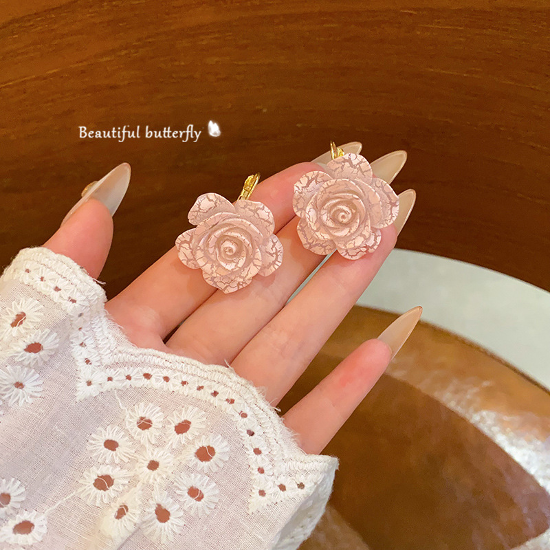 Korean-style crack resin flower ear buckles with a high-end feminine feel, new forest-style ear studs, fashionable, sweet and elegant earrings full figure