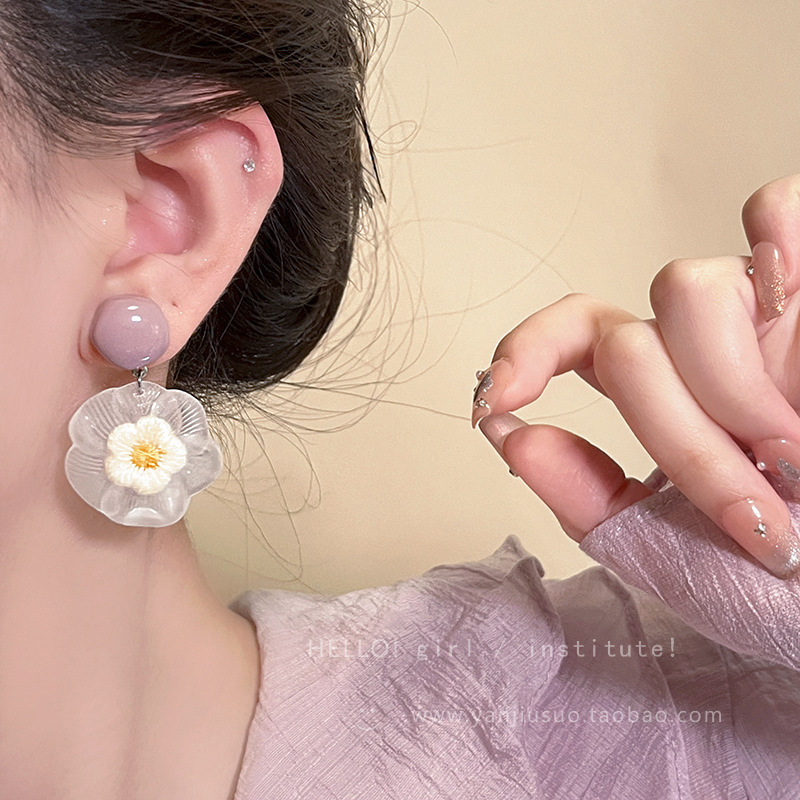 Transparent flower earrings suitable for summer, unique and unique for women, round face slimming, exaggerated earrings, and high-end stud earrings Application Scenario