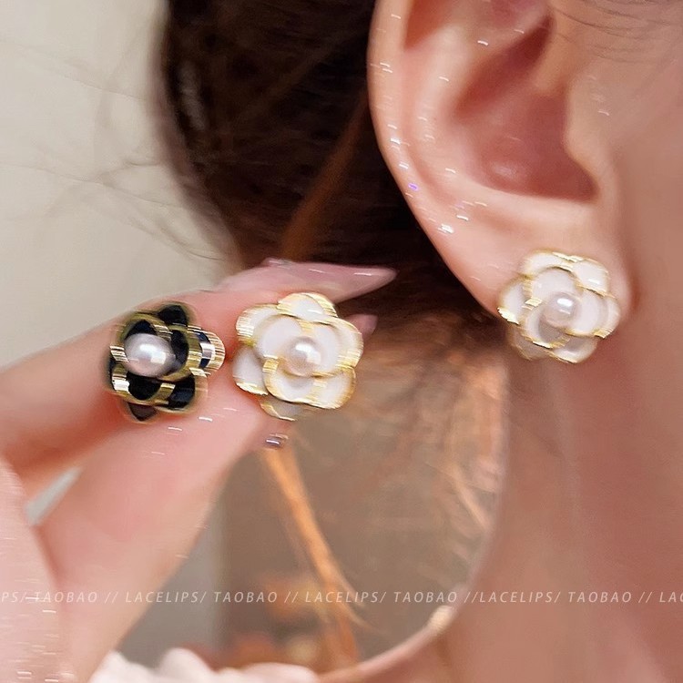 French retro camellia pearl earrings, 2025 new style, trendy, high-end and niche design earrings for women full figure