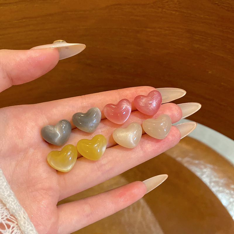 Dopamine-colored heart-shaped stud earrings for women, a light luxury, niche and high-end look, fashionable and versatile, and a wholesale of internet-famous earrings full figure