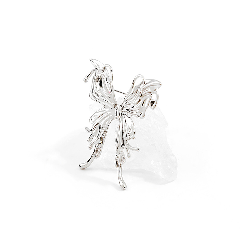 European and American retro metal style three-dimensional butterfly brooch, suit cardigan, overcoat, niche pin, simple and elegant accessory Application Scenario