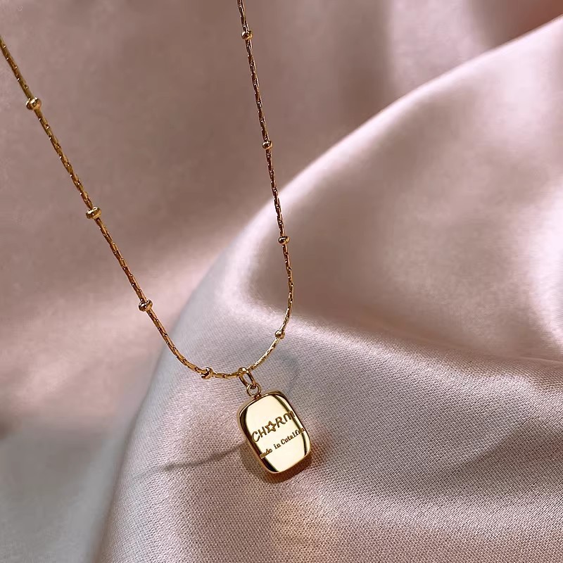 The "Little Golden Brick Titanium Steel Necklace" for women is a light luxury and niche 2025 new style. It exudes a sense of high-end collarbone necklaces and is a versatile decorative accessory Specification drawing