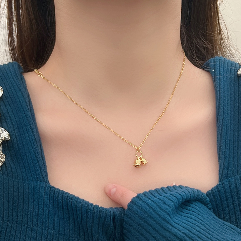 Super soothing, golden, gentle and elegant collarbone chain, original design, delicate floral lily of the valley small necklace pendant Application Scenario