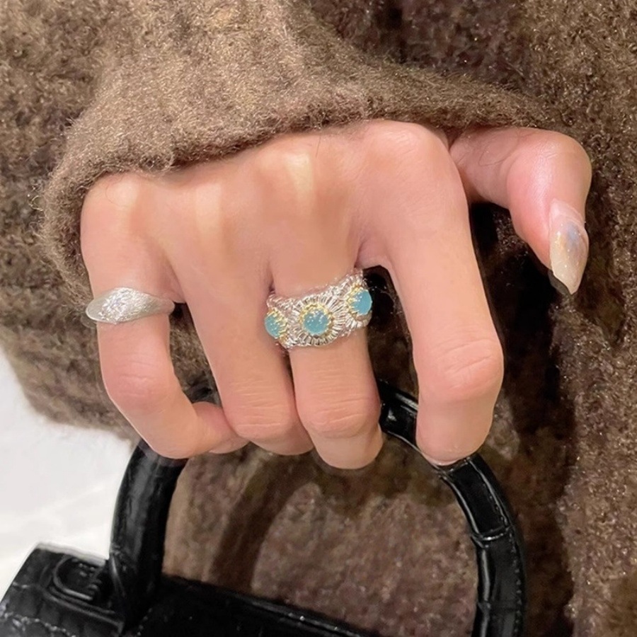 A vintage, light luxury, high-end and niche design of a Buccirati-style brushed blue sapphire Daisy ring, versatile and exquisite Item Picture