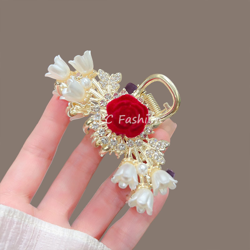 The new medium-sized Chinese-style rose grabber with a super ethereal and high-end feel, the lily of the valley semi-tied hairpin, and the stylish and elegant shark clip Application Scenario