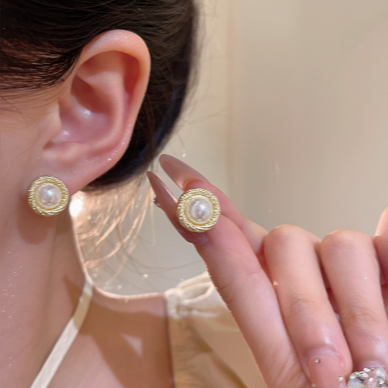 The spiral beaded stud earrings for women exude a light luxury and high-end design sense. They are versatile, elegant and grand. They are a new bestseller in 2025 details Picture