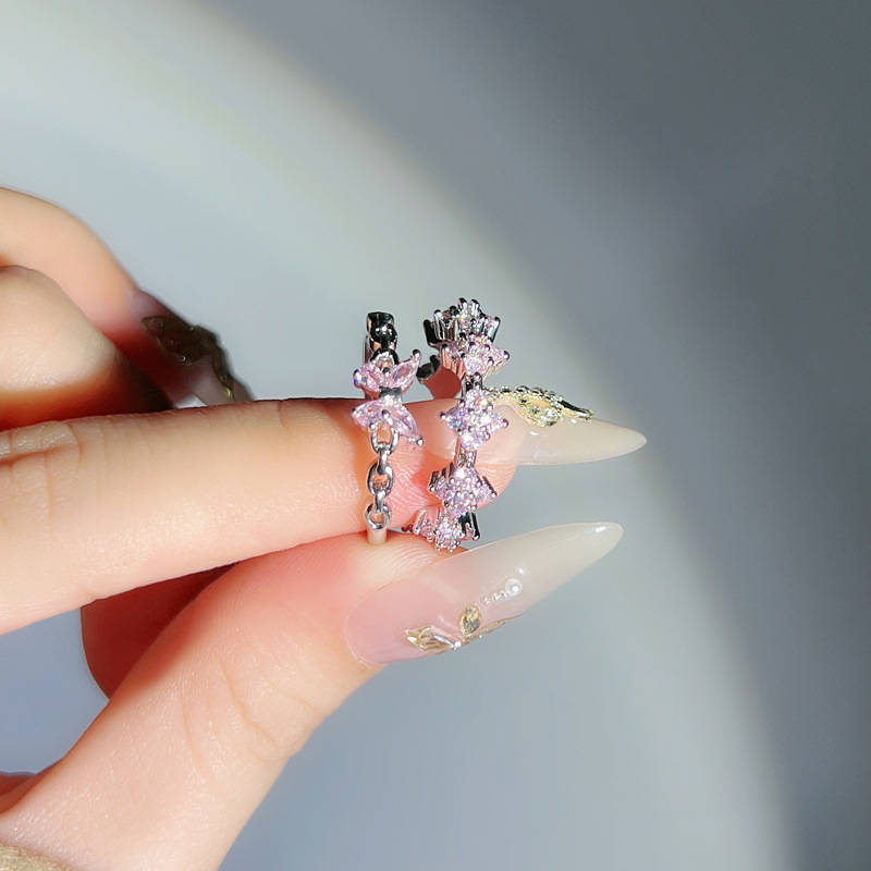 A sweet Japanese girl's pink diamond butterfly four-leaf clover full diamond open ring. A woman's exquisite layering of simple and light luxury rings details Picture