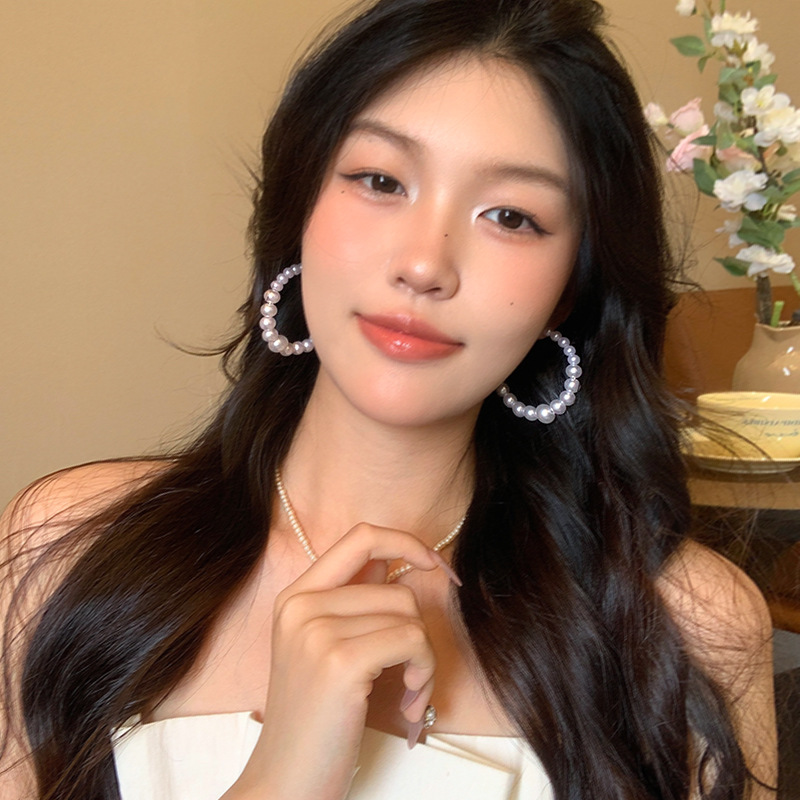 The new white pearl earring earrings from South Korea exude a niche, high-end, and unique style. They are the best-selling earrings for women in the summer of 2025 full figure