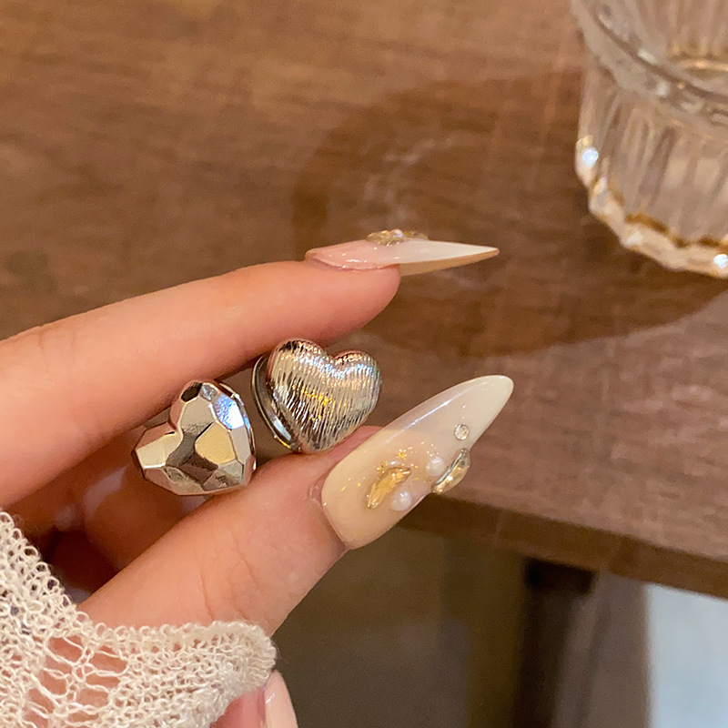 High-end double-sided heart-shaped earrings for women, summer 2025, light luxury, niche design, simple and elegant stud earrings full figure