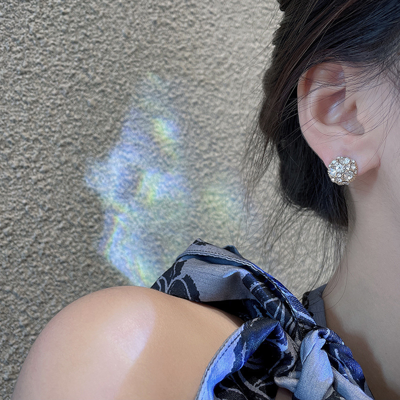 Japanese and Korean style super shiny design magnetic earrings, a niche creative female influencer, no ear piercings, ear bone clips, a unique earpiece details Picture