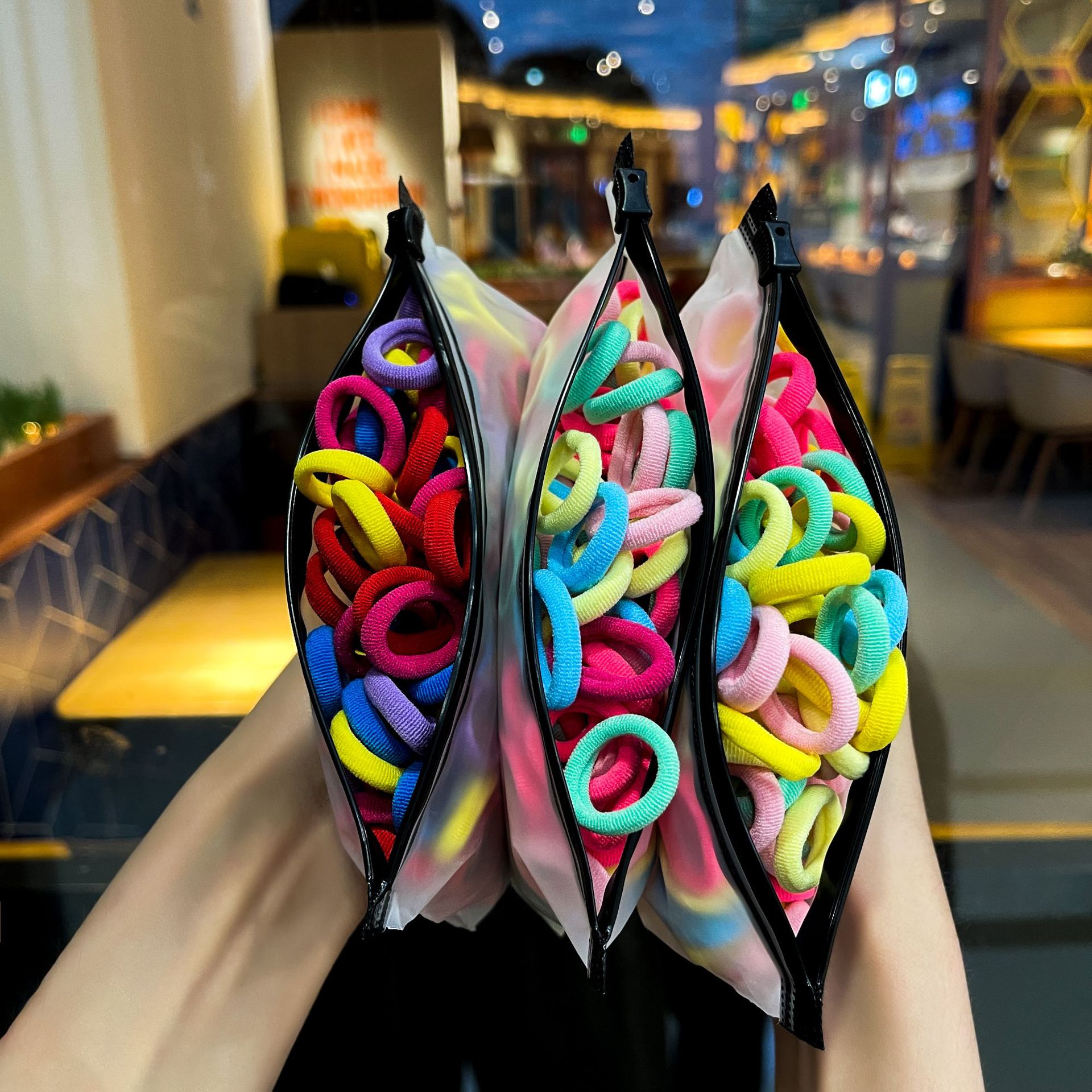 Wholesale of small towel bands, children's hair bands, seamless rubber bands, hair ties that won't damage hair, Korean girls' hair tie accessories Application Scenario