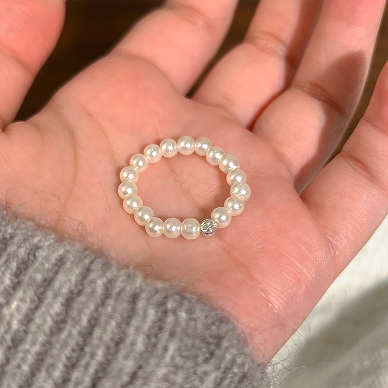 A bow-shaped pearl-like elastic ring for women, exuding a light luxury and high-end charm. A layered index finger ring with a cold style, a ring trend details Picture