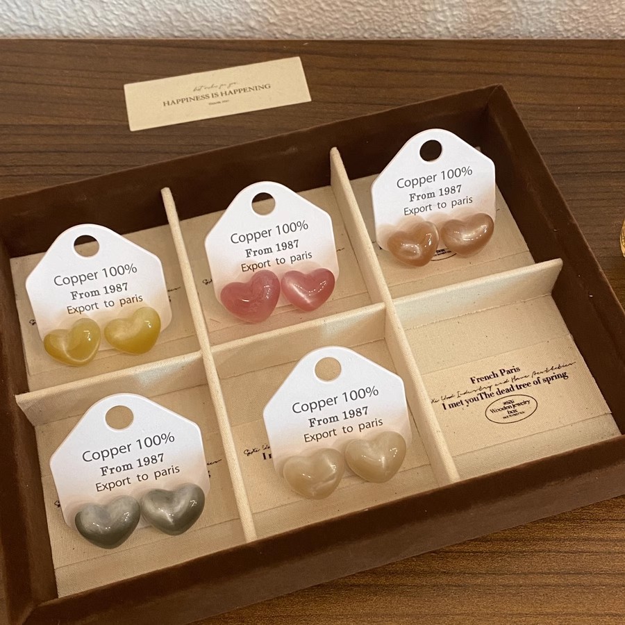 Sweet and elegant dopamine heart-shaped resin stud earrings, fashionable and versatile, the same gradient heart-shaped earrings and earrings as Internet celebrities full figure