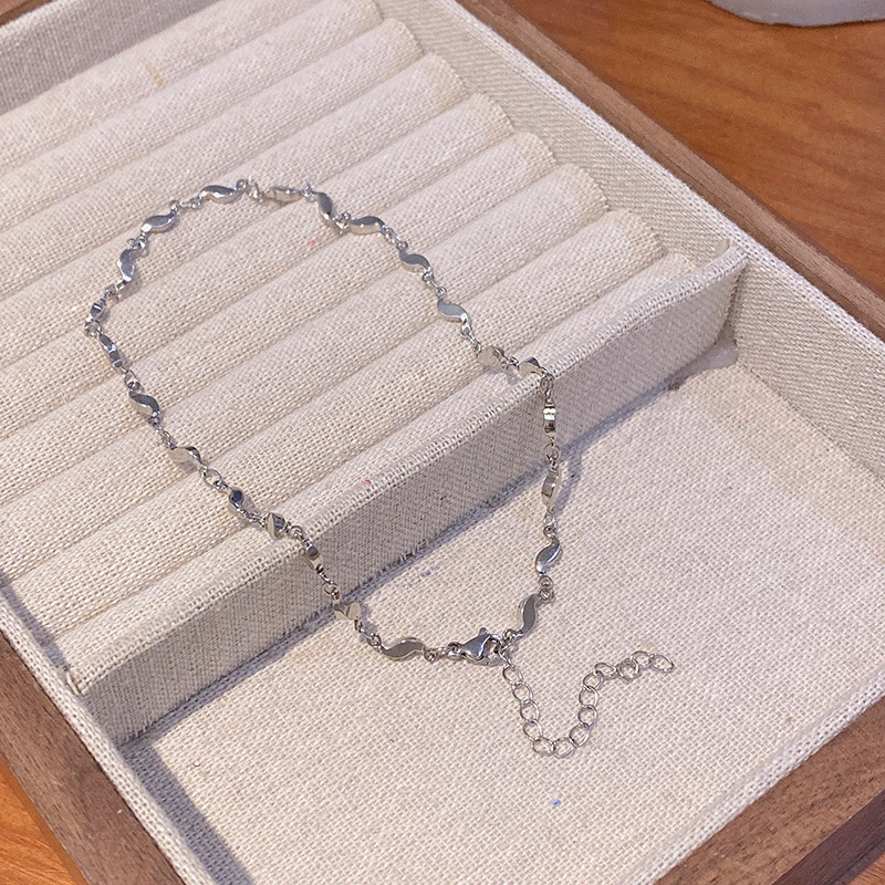 A light luxury and high-end irregular necklace for women, a new trendy hip-hop style collarbone chain and a popular neckchain accessory in 2023 Application Scenario