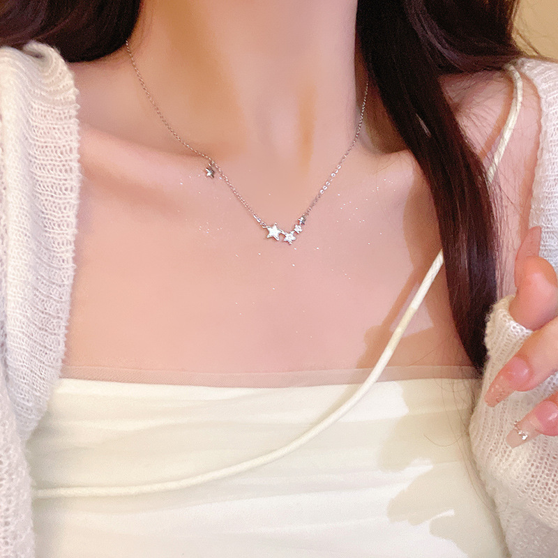 This luxurious and exquisite five-pointed star titanium steel necklace is a fashionable and niche design for women, with a unique and versatile personality. It is a trendy collarbone chain accessory full figure