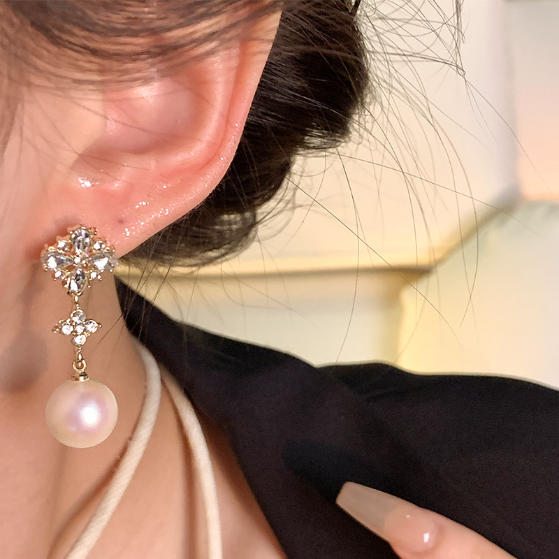 Snowflake pearl tassel earrings, a new 2024 women's light luxury and high-end round face ear accessory, a trendy and elegant stud Application Scenario