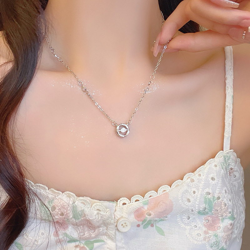 The Korean-style exquisite circular pendant necklace for women in summer exudes a high-end, niche and light luxury vibe. The collarbone chain is a trendy accessory that is both elegant and popular full figure