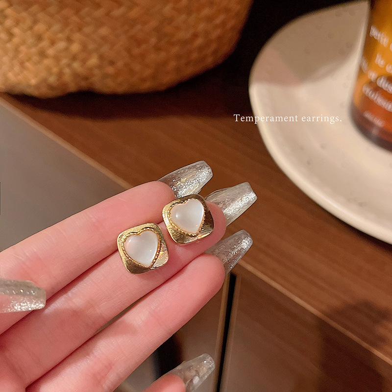 Simple square cat's eye stone heart-shaped earrings, 2024 new style, super ethereal and best-selling 925 silver needle earrings wholesale full figure