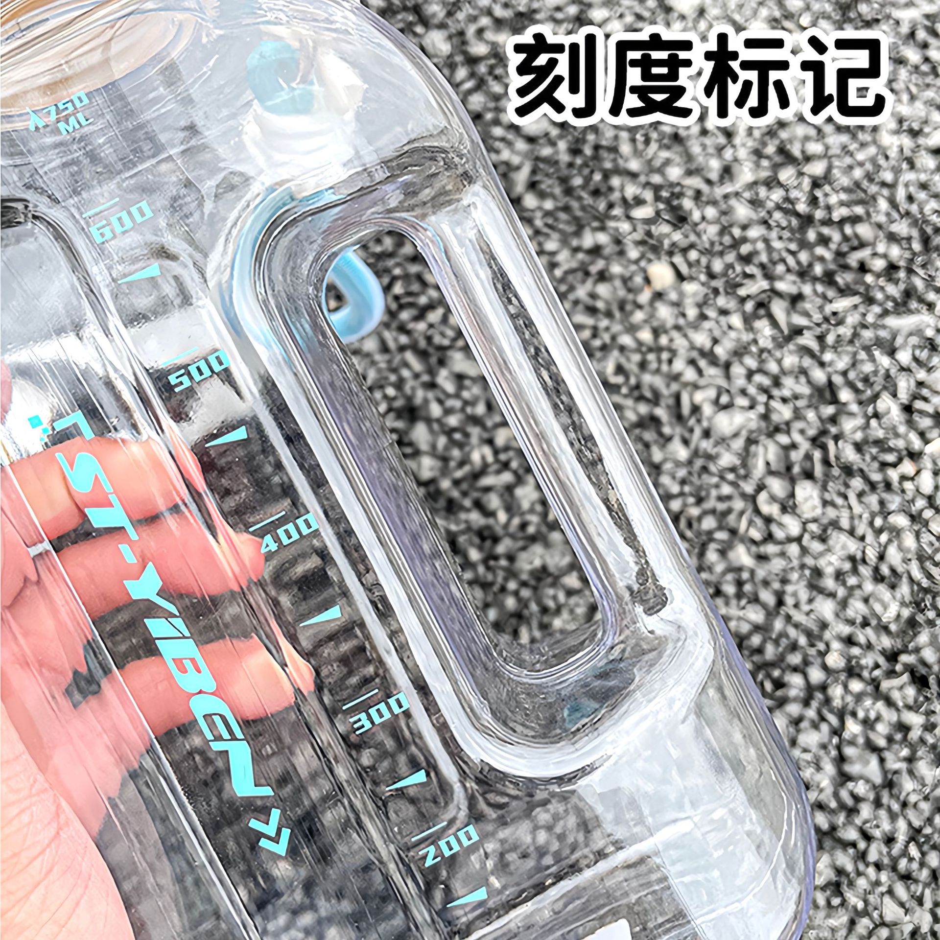 The new minimalist plastic cup is suitable for direct drinking in summer. It comes with a graduated water cup and a trendy slanted water bottle for sports, fitness and outdoor activities Application Scenario