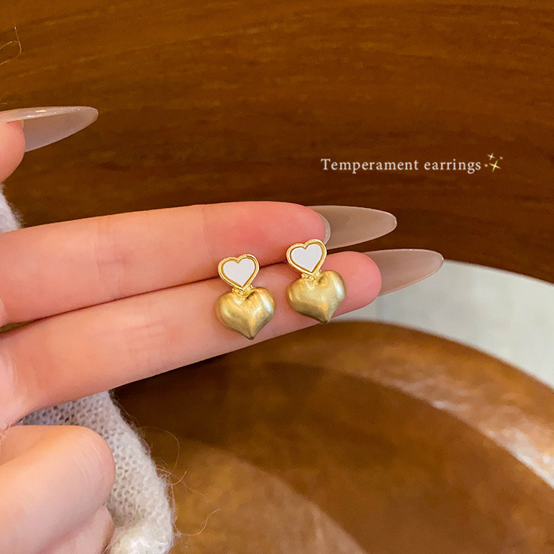 Retro matte brushed metal heart-shaped earrings for women, fashionable, simple, light luxury, niche heart-shaped earrings, versatile earrings full figure