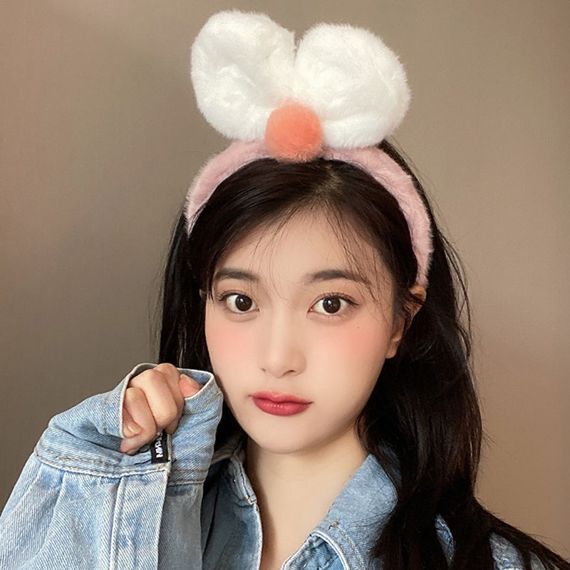 The bow plush hair band is cute and girlish. It's a versatile headband for autumn and winter, a face-washing and hair-pressing band, and a Korean rabbit hair accessory Application Scenario