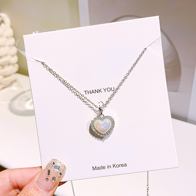 Fashionable full-diamond heart-shaped pendant titanium steel necklace for women, summer niche light luxury collarbone chain, silver versatile Internet celebrity accessory Application Scenario