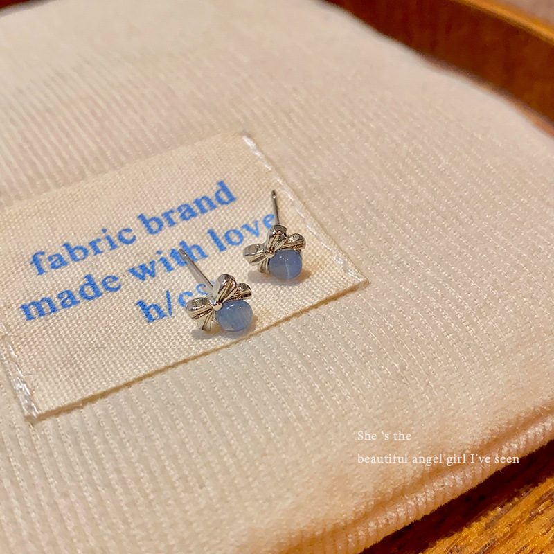 Autumn cat's eye stone blue bow small stud earrings, women's niche design, high-end, sweet and elegant earrings and earrings Application Scenario