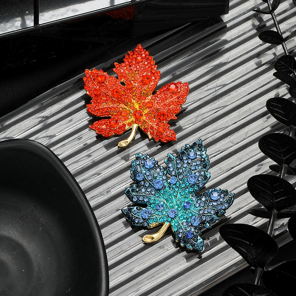 Cross-border European and American diamond-encrusted gradient red maple leaf brooch, retro design sense, exquisite and fashionable coat and suit pin full figure