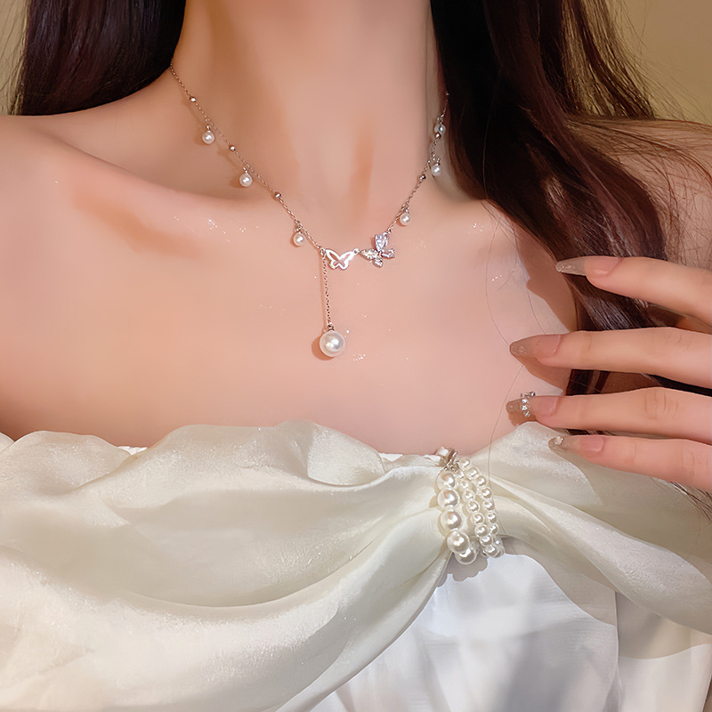 Ins-style butterfly pearl necklace, a light luxury and niche design for women, versatile and elegant, a popular collarbone chain accessory among Internet celebrities full figure