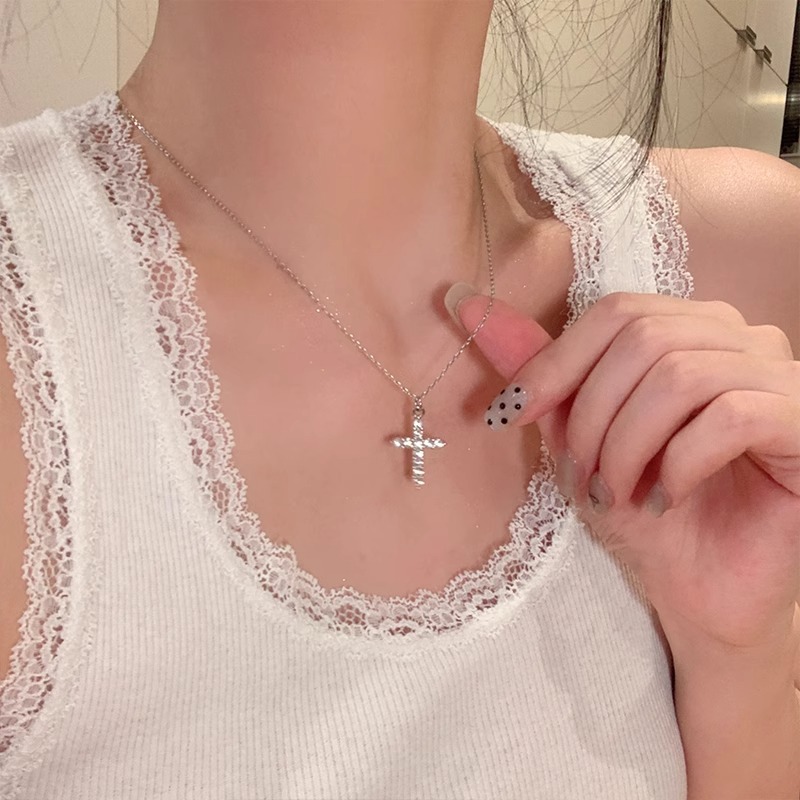 Full diamond cross necklace, sweet and versatile for women, in an ins style, light luxury and niche design, fashionable collarbone chain batch details Picture