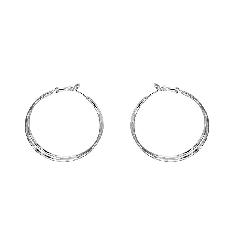 The 2024 new best-selling exaggerated circle earrings exude a light luxury and high-end charm. The ear rings are suitable for women with round faces Item Picture